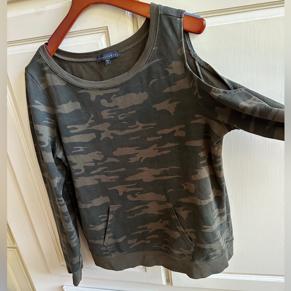 Sanctuary Camo Scoop Neck Sweater w/ Pocket & Open Left Shoulder Size L - Picture 3 of 4